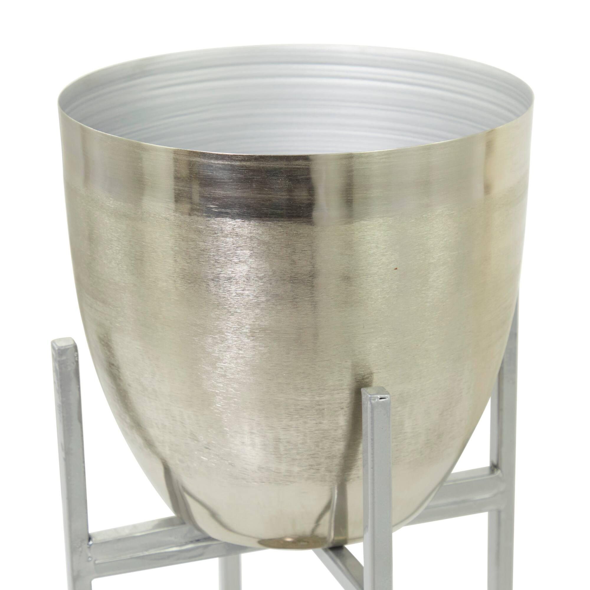 CosmoLiving by Cosmopolitan Silver Metal Planter with Removable Stand Set